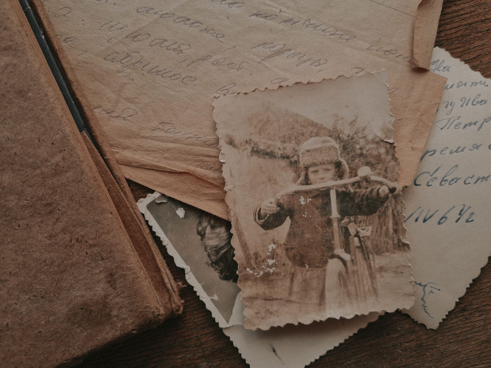 A nostalgic still life of an old photograph and handwritten letters, evoking memories of the past.